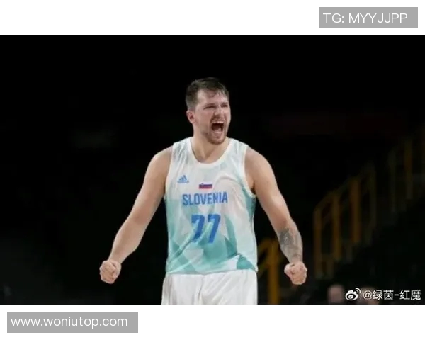东契奇晃开防守 强突上篮打成2+1