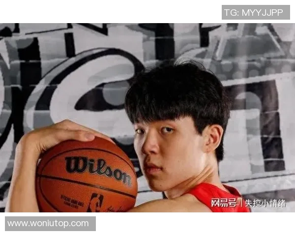 杨瀚森训练期间命中神奇3分登上“热搜词条”：球迷热议两边倒